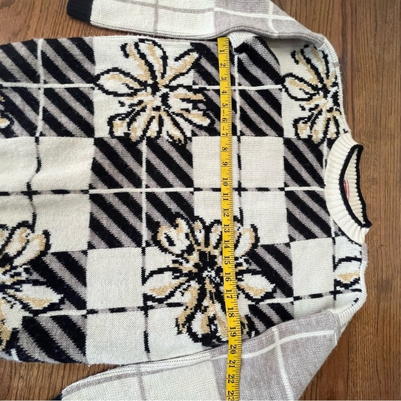 Vintage 90s Spunky Cream And Gray Plaid With Large Floral Print Knit Sweater - Picture 6 of 10